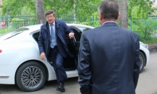 На последний звонок мэр Омска Двораковский приехал на служебном KIA 